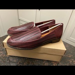 Ladies woven flats